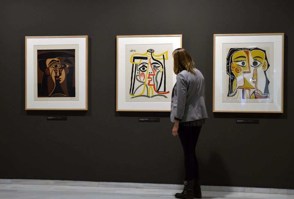 La Fundación Bancaja reúne grabados, óleos y fotografías del artista malagueño para explicar cómo desarrolló su estilo gracias a la influencia de los grandes maestros La Fundación Bancaja reúne grabados, óleos y fotografías del artista malagueño para explicar cómo desarrolló su estilo gracias a la influencia de los grandes maestros