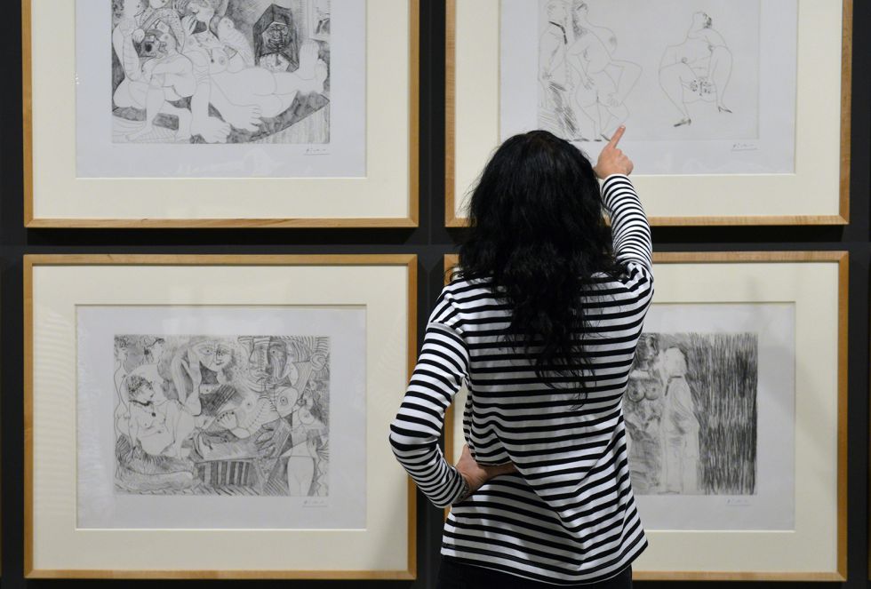 La Fundación Bancaja reúne grabados, óleos y fotografías del artista malagueño para explicar cómo desarrolló su estilo gracias a la influencia de los grandes maestros La Fundación Bancaja reúne grabados, óleos y fotografías del artista malagueño para explicar cómo desarrolló su estilo gracias a la influencia de los grandes maestros