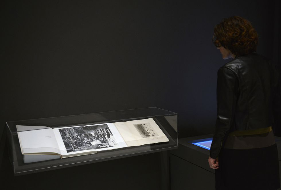 La Fundación Bancaja reúne grabados, óleos y fotografías del artista malagueño para explicar cómo desarrolló su estilo gracias a la influencia de los grandes maestros La Fundación Bancaja reúne grabados, óleos y fotografías del artista malagueño para explicar cómo desarrolló su estilo gracias a la influencia de los grandes maestros