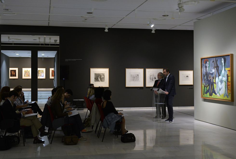 La Fundación Bancaja reúne grabados, óleos y fotografías del artista malagueño para explicar cómo desarrolló su estilo gracias a la influencia de los grandes maestros La Fundación Bancaja reúne grabados, óleos y fotografías del artista malagueño para explicar cómo desarrolló su estilo gracias a la influencia de los grandes maestros
