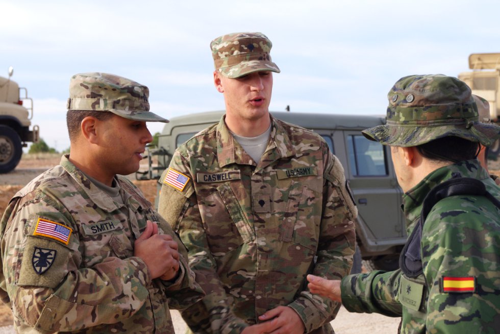 Dos militares estadounidenses hablan con uno español Dos militares estadounidenses hablan con uno español