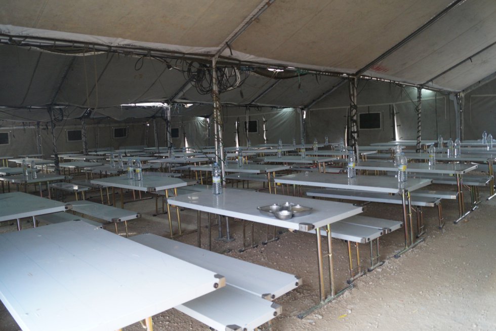 El comedor puede alojar a 300 personas a la vez El comedor puede alojar a 300 personas a la vez