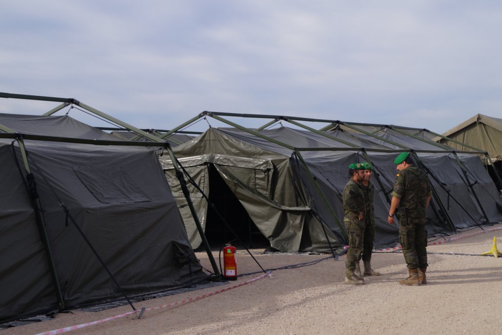 Tres militares españoles hablan cerca de las tiendas Tres militares españoles hablan cerca de las tiendas