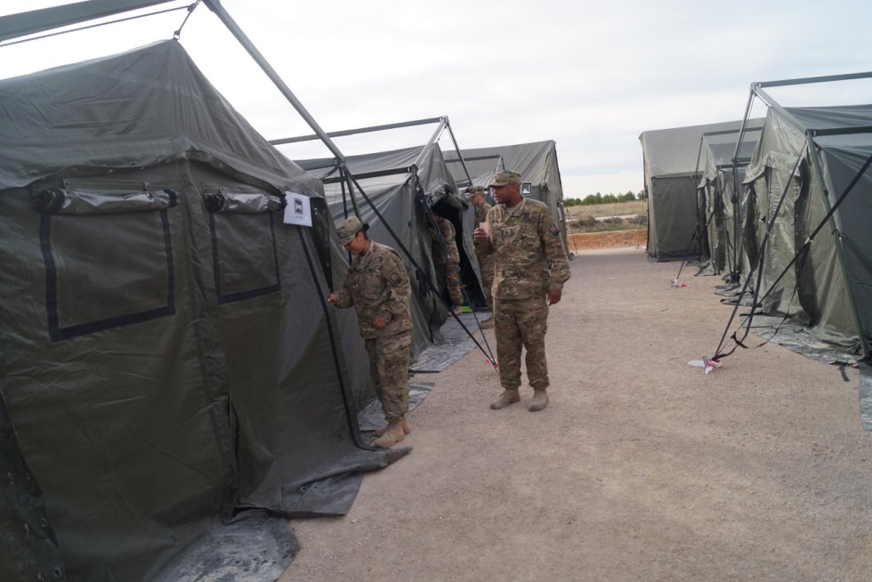 Dos militares del ejército de EEUU salen de sus habitaciones Dos militares del ejército de EEUU salen de sus habitaciones