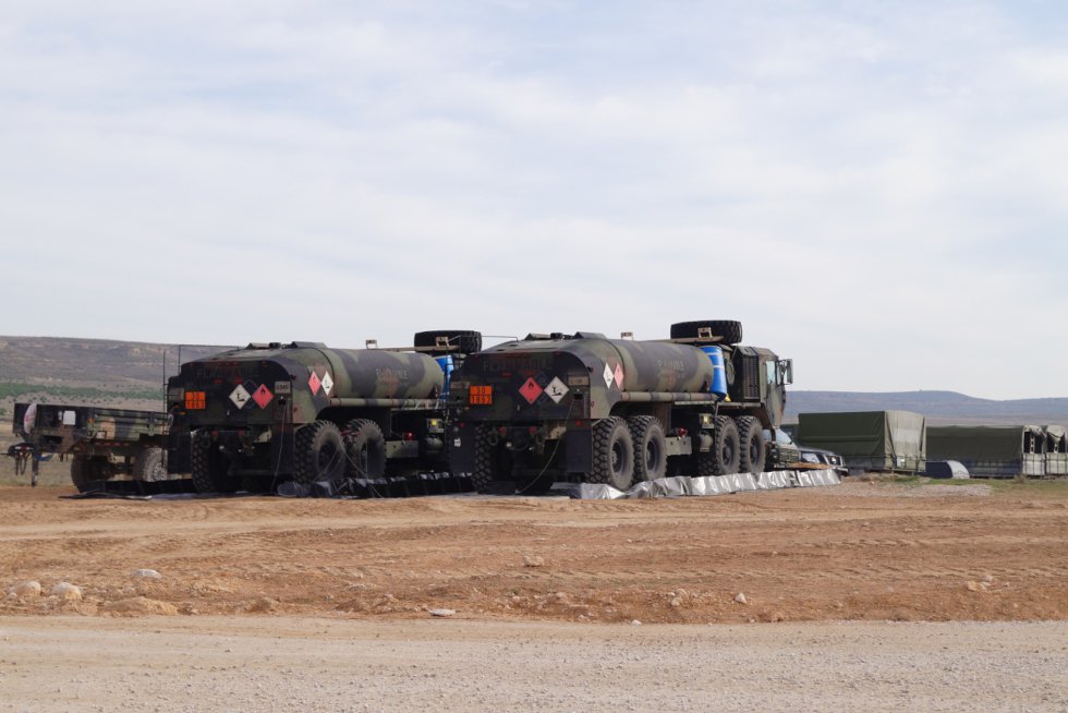 Algunos de los camiones cisterna del ejército español en esta instalación Algunos de los camiones cisterna del ejército español en esta instalación