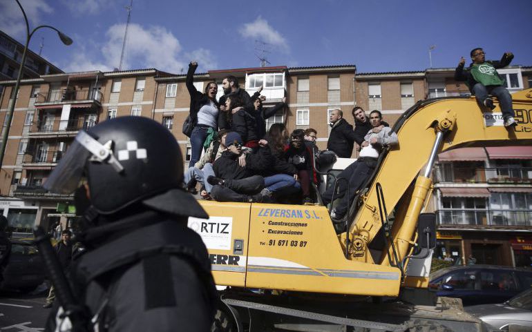 Varios activistas subidos a la pala excavadora que derribó el inmueble