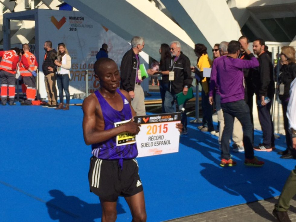 Mwangangi, mejor marca en España 2.06.13 en la Maratón Valencia Trinidad Alfonso
