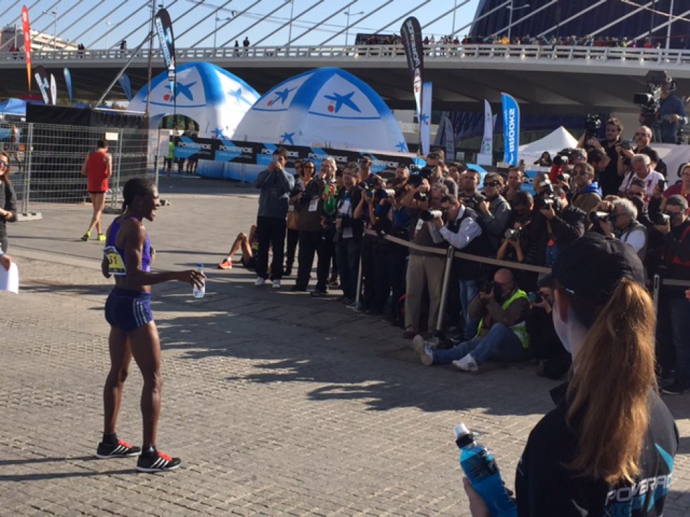 Beata Naigambo, récord y primera mujer en cruzar la meta en la Maratón Valencia Trinidad Alfonso