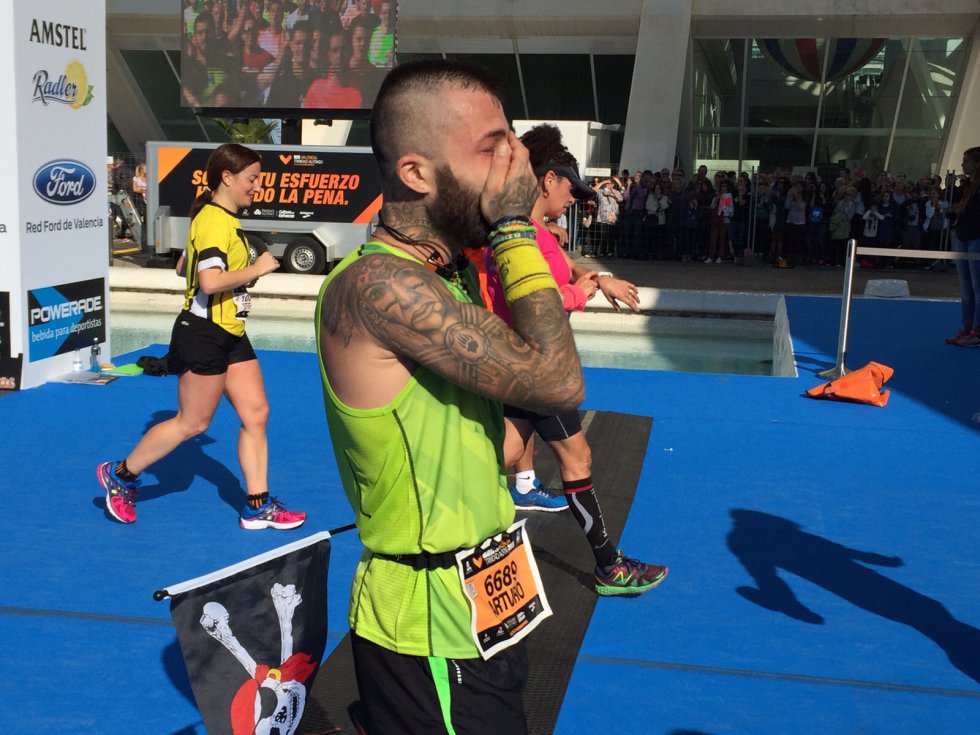 Corredores emocionados al llegar a la meta de la Maratón Valencia Trinidad Alfonso Corredores emocionados al llegar a la meta de la Maratón Valencia Trinidad Alfonso