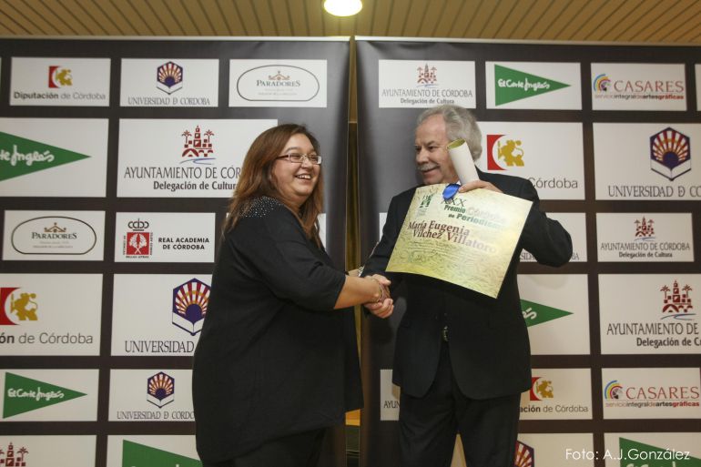 Manuel Fernández entrega el diploma del XXX Premio Córdoba de Periodismo a María Eugenia Vílchez.