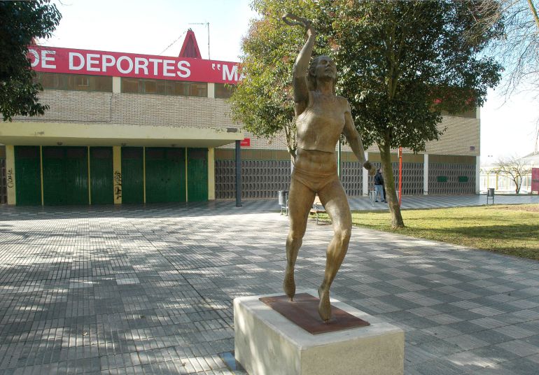 Estatua de Marta Domínguez a la entrada del pabellón que lleva su nombre