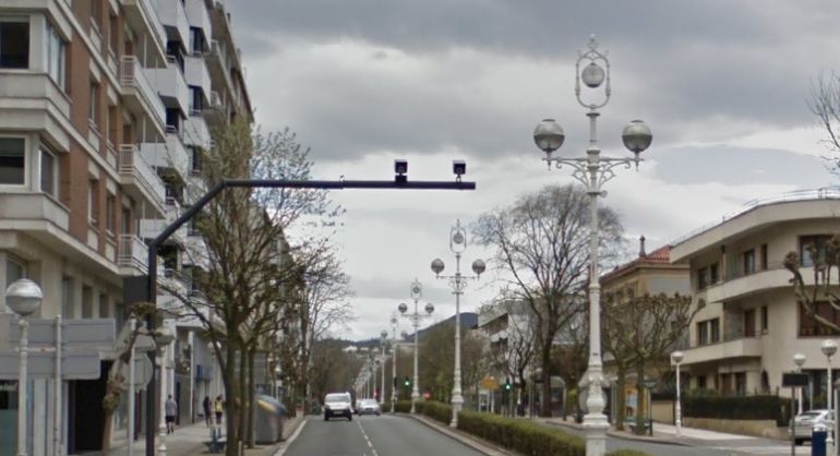 Un semáforo foto-rojo, ahora retirado, en una calle de San Sebastián.