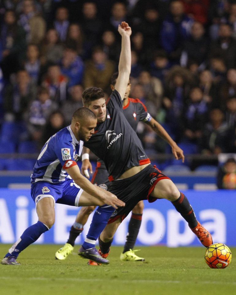Andreu Fontás en un momento del derbi en el que volvió a resentirse de su lesión