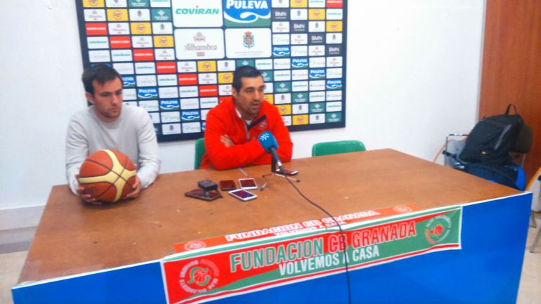 El entrenador del Covirán Granada, Pablo Pin (d)