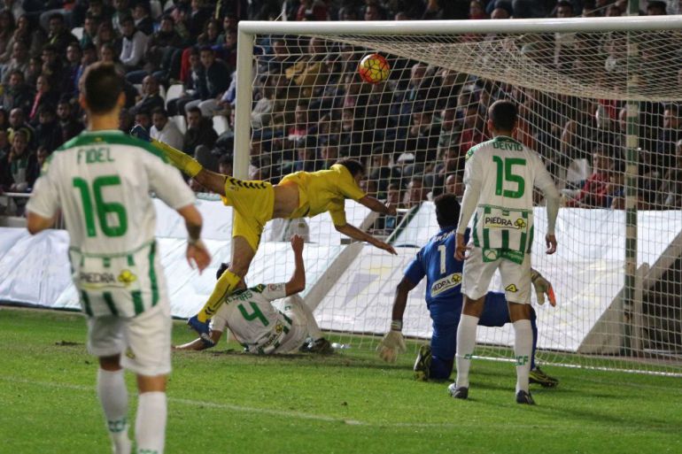 Toché marca el gol del Oviedo con la mano