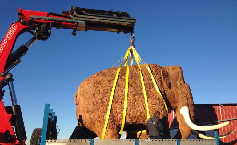 Traslado de la ráplica de un mamut hasta Padul(Granada)