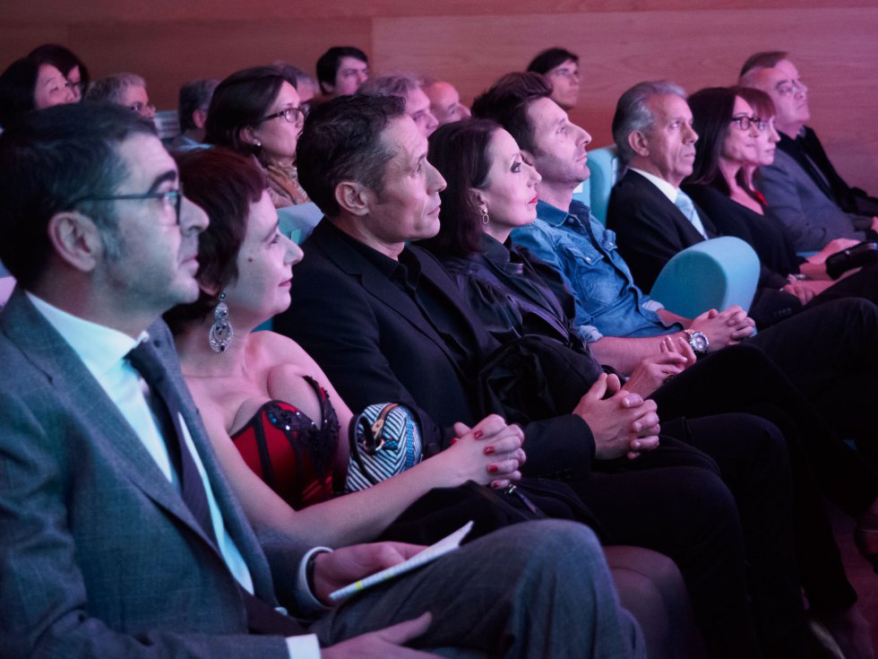 Los premiados en sus asientos esperando para subir a recoger el premio Los premiados en sus asientos esperando para subir a recoger el premio