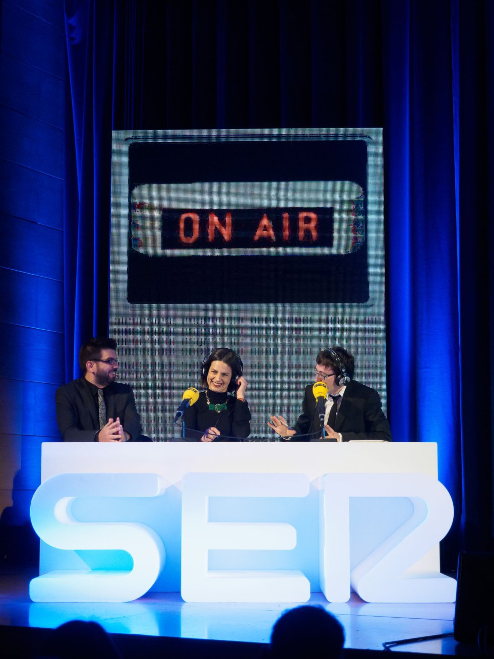 Los presentadores en el estudio del escenario Los presentadores en el estudio del escenario