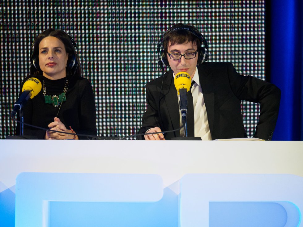 Ainhoa Apestegui y Ricardo Rodríguez en plena presentación Ainhoa Apestegui y Ricardo Rodríguez en plena presentación