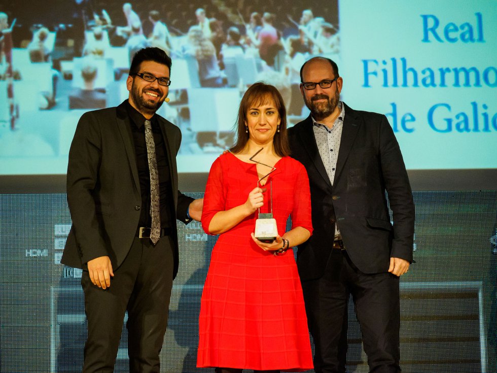 Luis Pardo, Belén Hernández y Martinho Noriega después de entregar la estatuilla del premio SERenidade para la Real Filharmonia de Galicia Luis Pardo, Belén Hernández y Martinho Noriega después de entregar la estatuilla del premio SERenidade para la Real Filharmonia de Galicia