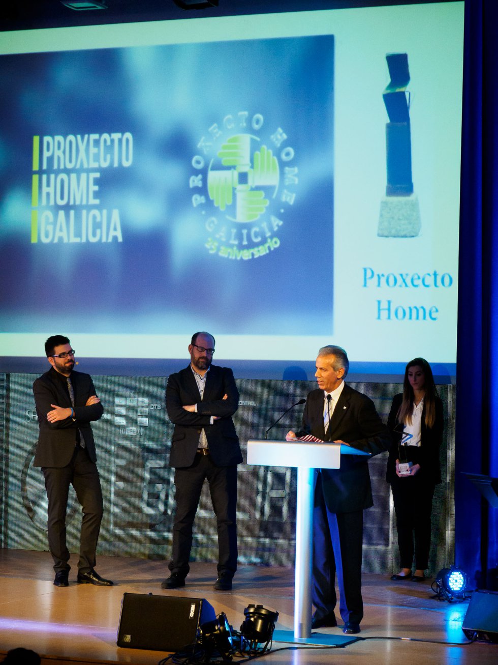 Ramón Gómez Crespo agradeciendo el premio para el Proxecto Home Ramón Gómez Crespo agradeciendo el premio para el Proxecto Home