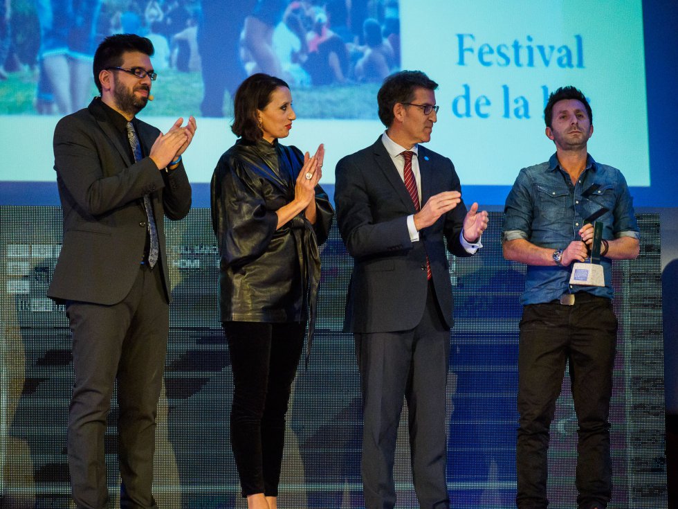 Luz Casal y Farruco Castroman después de recibir la estatuilla de manos del Presidente de la Xunta, en presencia de Luis Pardo Luz Casal y Farruco Castroman después de recibir la estatuilla de manos del Presidente de la Xunta, en presencia de Luis Pardo