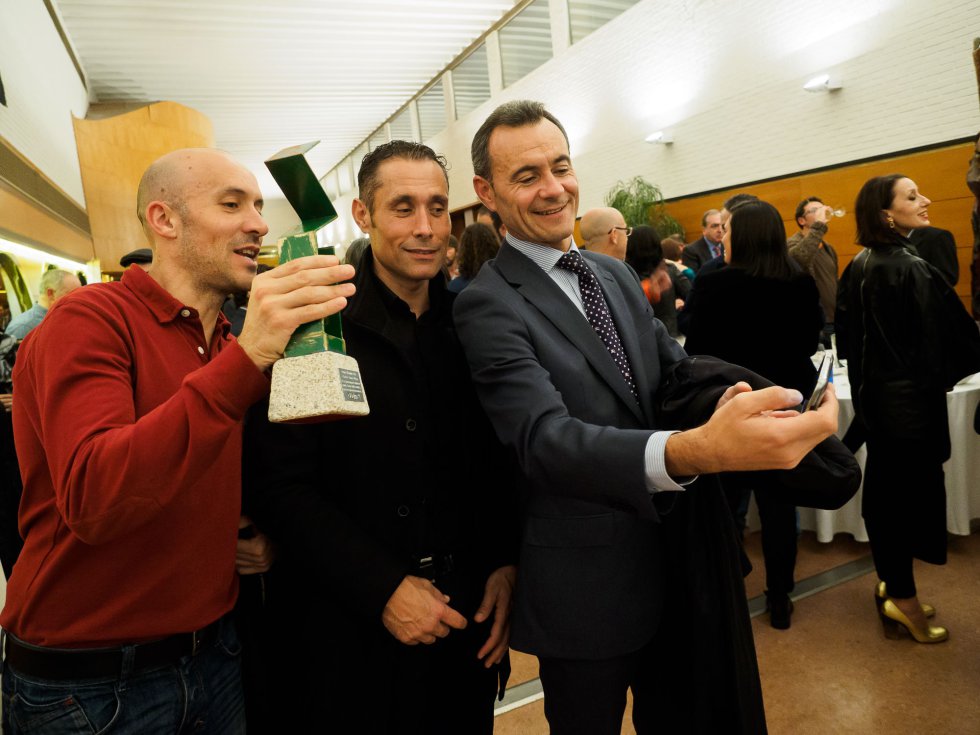 Carlos David Prieto, entrenador del premiado Javier Gómez Noya, haciéndose un "selfie" con amigos Carlos David Prieto, entrenador del premiado Javier Gómez Noya, haciéndose un "selfie" con amigos