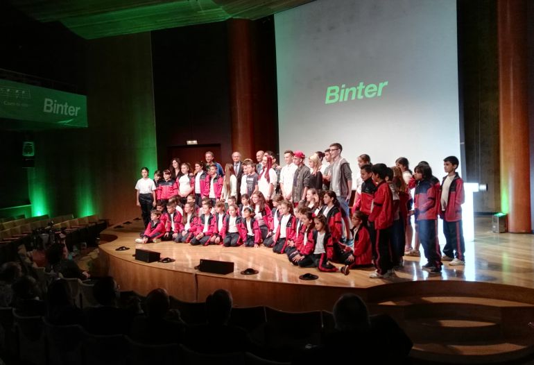 Binter felicita las fiestas navideñas con la canción compuesta por los ganadores de un concurso escolar