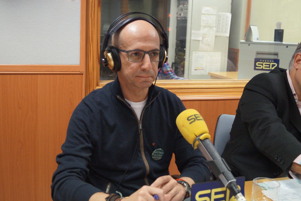 El cabeza de lista de UP, Javier Sánchez, propuso un plan de empleo, una renta básica, la lucha contra los deshaucios y el rescate de la Educación y la Sanidad El cabeza de lista de UP, Javier Sánchez, propuso un plan de empleo, una renta básica, la lucha contra los deshaucios y el rescate de la Educación y la Sanidad