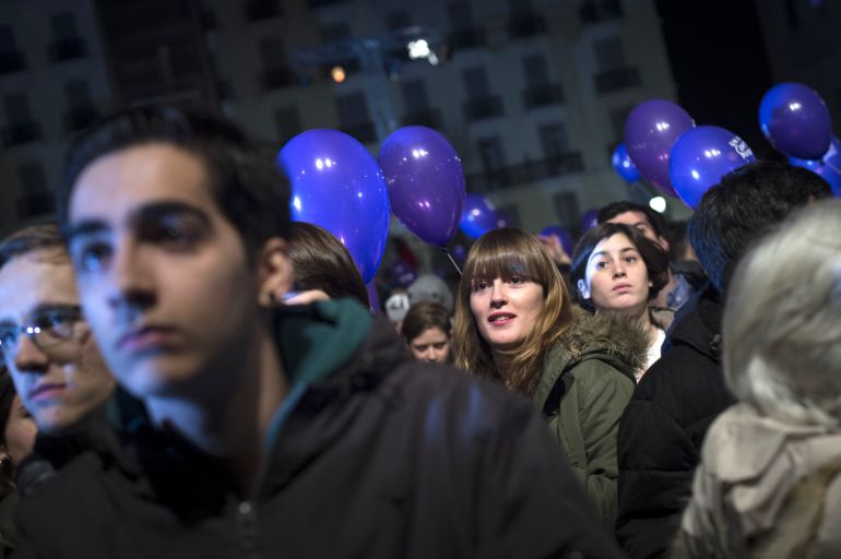 Simpatizantes de Podemos celebran los resultados de los primeros sondeos de las elecciones generales, en la Plaza del Reina Sofía, en Madrid