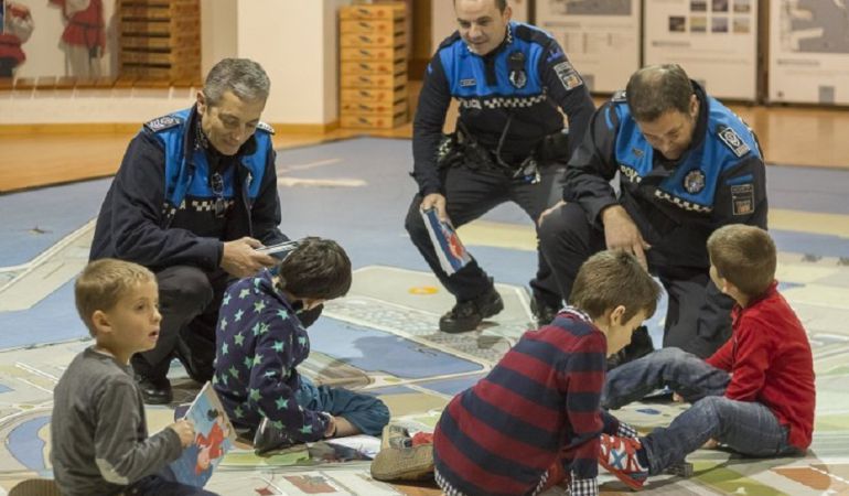 Agentes de la policía portuaria con niños autistas de la Asociación Astafanias de Tarragona