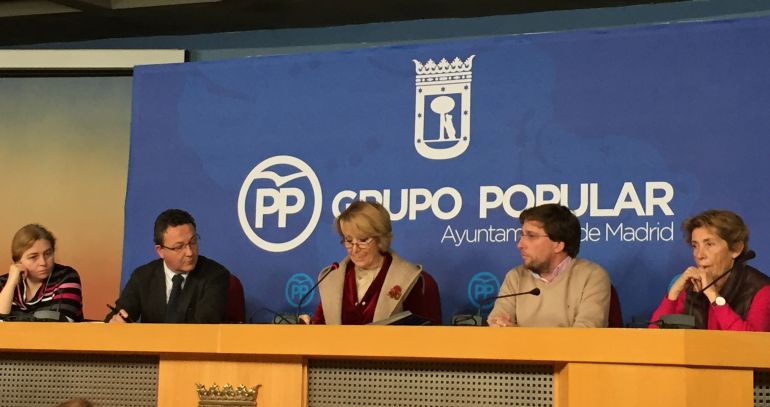 La presidenta del PP de Madrid, Esperanza Aguirre (c), durante su comparecencia, este lunes, en la Plaza de la Villa.