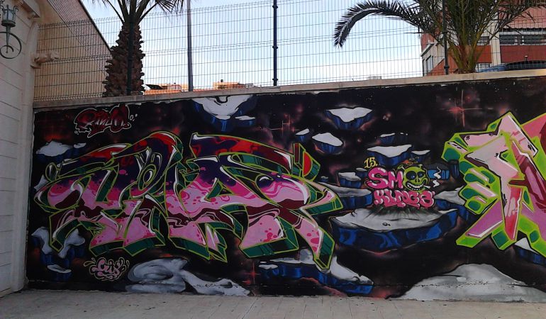 Alicante barre a los grafiteros