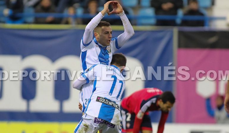 Ruben Peña celebra su gol, mientras recibe el abrazo de Szymanowski