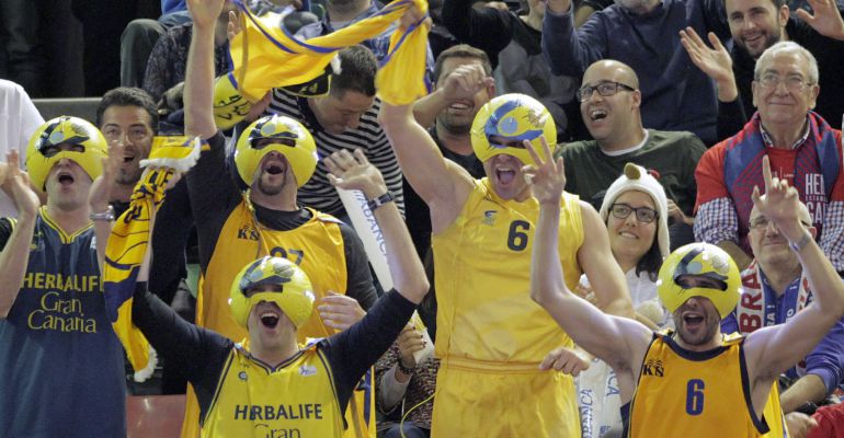 La afición del Herbalife Gran Canaria celebra la victoria de u equipo frente al Valencia Basket tras el partido correspondiente a cuartos de final de la Copa del Rey que se disputó en el Coliseo de A Coruña y que terminó con el resultado de 83-78 para los canarios.