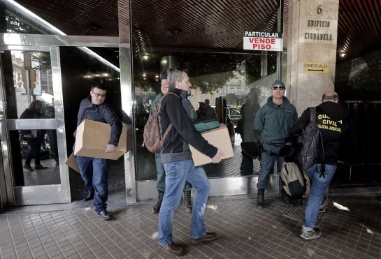 Agentes de la guardia Civl salen del domicilio del exvicealcalde de Valencia, Alfonso Grau, detenido este lunes.