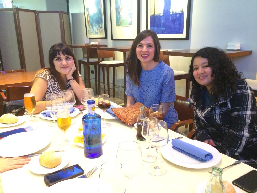 María Rozalén con Carolina y Cristina, las ganadoras del concurso para conocer a la cantautora albaceteña