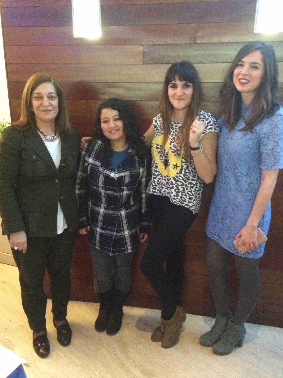 Justina Gómez (directora de Radio Albacete) con Rozalén y las ganadoras del concurso