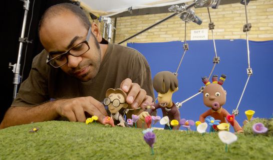 Un animador de Clay Animation trabaja en una secuencia de Clay Kids