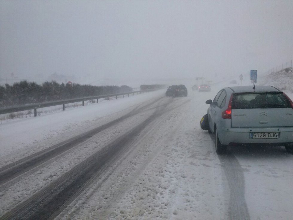 Nieve en la carretera, a la altura de La Puebla de Valverde Nieve en la carretera, a la altura de La Puebla de Valverde