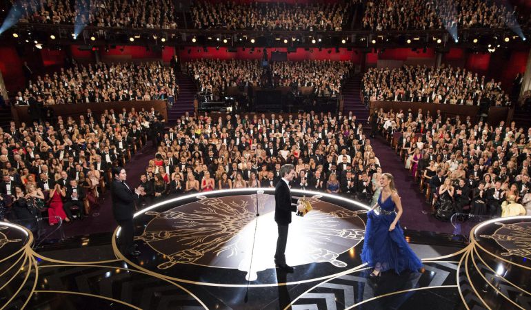 La actriz Brie Larson (dcha) acepta el Óscar a la mejor actriz por su papel en 'Room' de manos del actor Eddie Redmayne (c) durante la gala de la 88 edición de los Premios de la Academia de Cine estadounidense