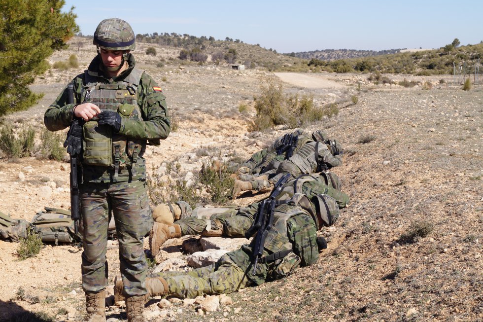 Un grupo de militares se ponen cuerpo a tierra antes de la explosión Un grupo de militares se ponen cuerpo a tierra antes de la explosión