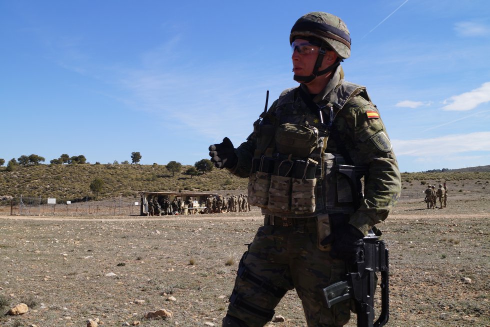 Uno de lo militares explica el ejercicio que se va a desarrollar: la detonación de un explosivo Uno de lo militares explica el ejercicio que se va a desarrollar: la detonación de un explosivo