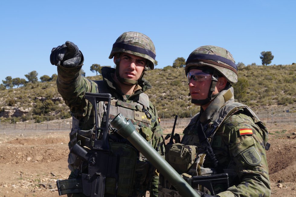 Dos militares se dan las últimas instrucciones antes de continuar con el ejercicio Dos militares se dan las últimas instrucciones antes de continuar con el ejercicio