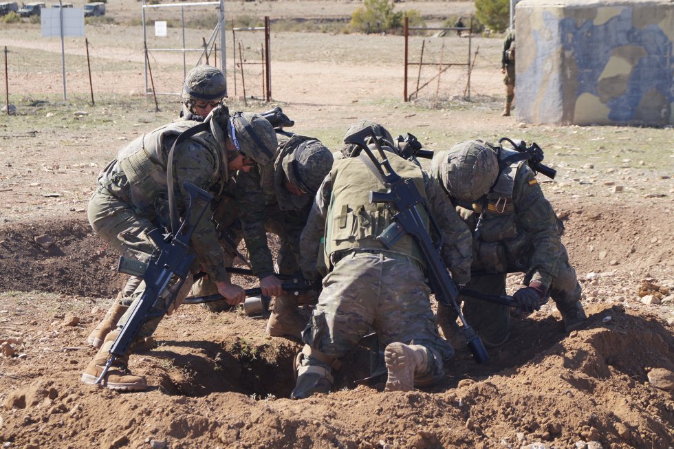 Los militares preparan el terreno para la colocación de una carga explosiva Los militares preparan el terreno para la colocación de una carga explosiva