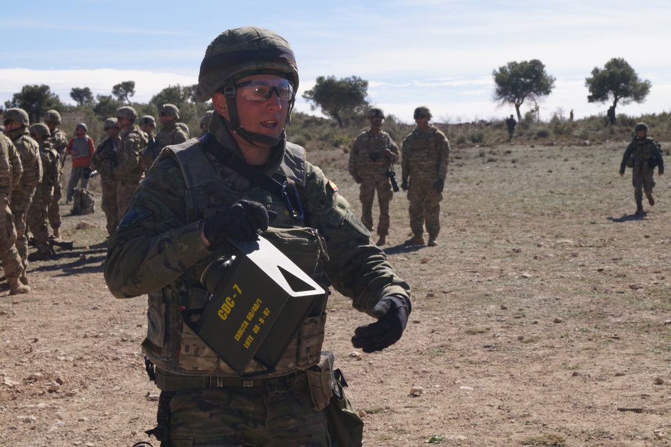Uno de los militares explica la carga explosiva que se ha empleado Uno de los militares explica la carga explosiva que se ha empleado