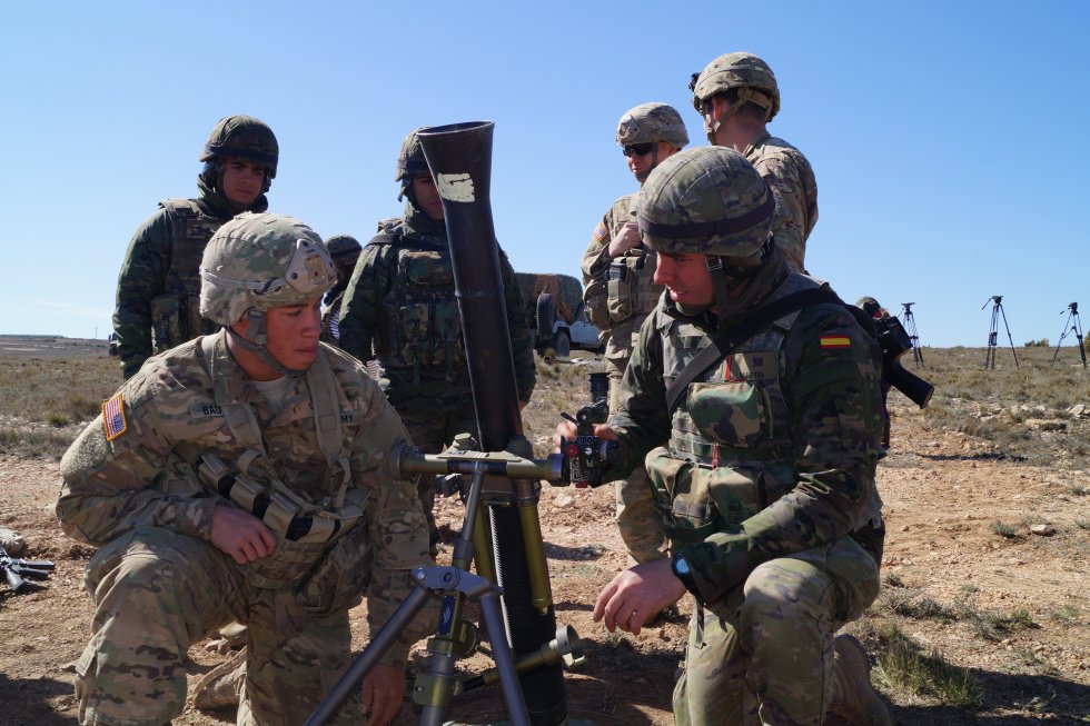 Un militar español explica cómo funciona el mortero a un militar estadounidense Un militar español explica cómo funciona el mortero a un militar estadounidense