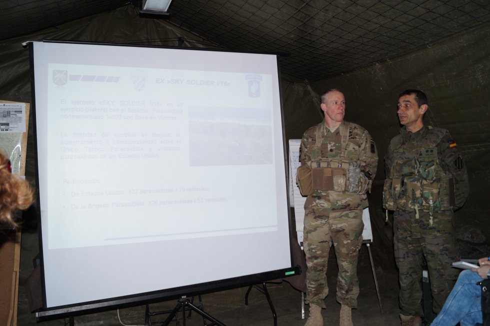 Los tenientes coroneles del ejército español, Francisco Calvo (al frente de las maniobras), y del ejército americano, Michael Wagner, han explicado los ejercicios Los tenientes coroneles del ejército español, Francisco Calvo (al frente de las maniobras), y del ejército americano, Michael Wagner, han explicado los ejercicios