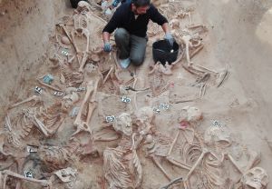 Imagen de la excavación de la fosa del cementerio de Puerto Real