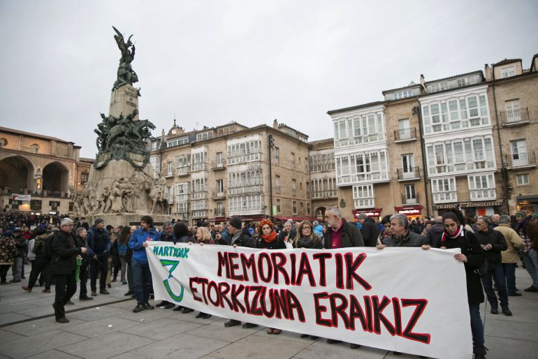 Miles de personas han participado en la manifestación conmemorativa de los sucesos de Vitoria